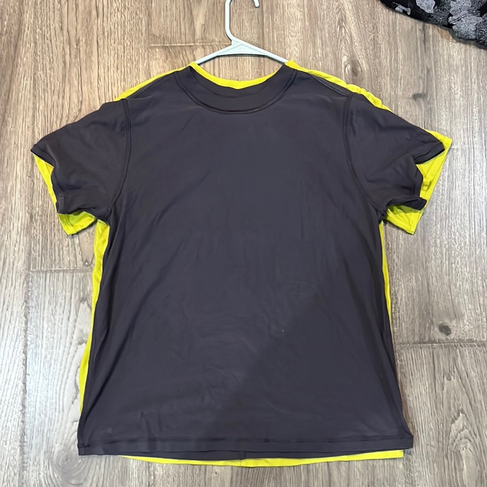 Lululemon all your tee I’m pretty sure it’s a size 4.